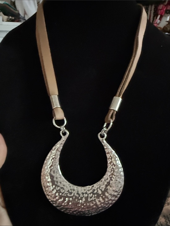 Private Label Jewelry - New Women’s 13.5” Hammered Crescent Pendant Necklace